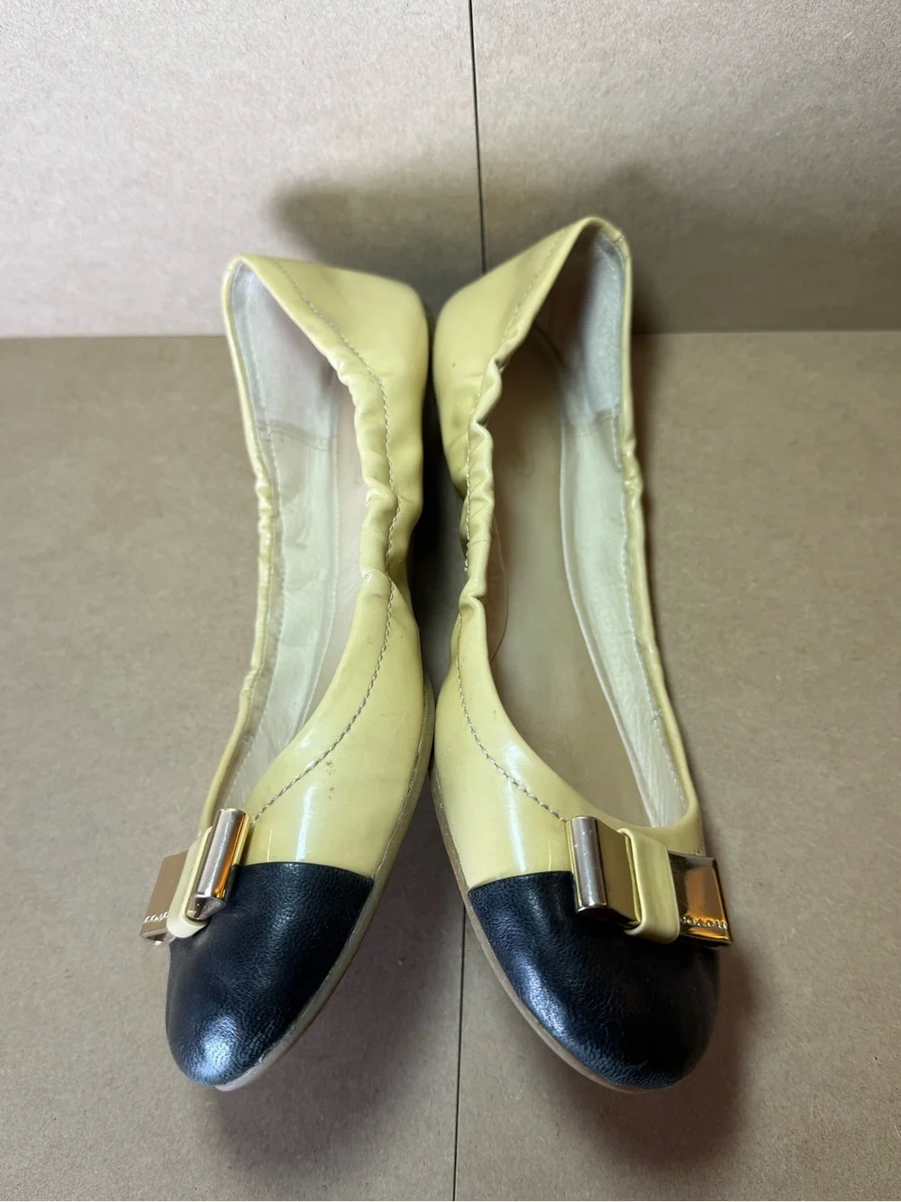 Coach Two Tone Beige Tan Black Ballet Flats Gold Bow Size 7